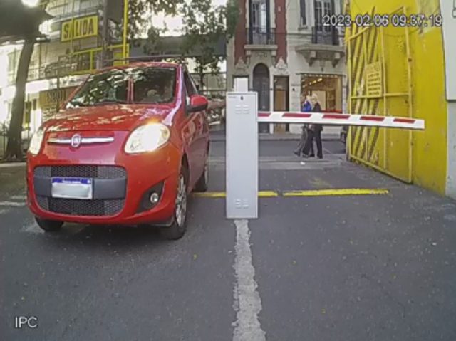 Captura de un automóvil frente a la barrera de acceso del parking